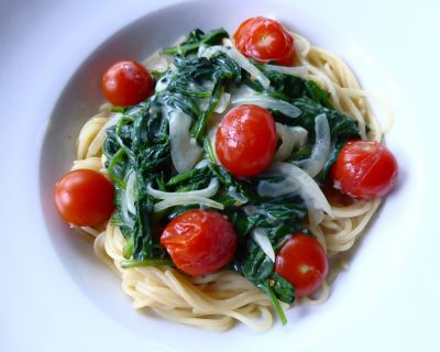 SPAGHETTI MIT SPINAT-TOMATEN-SAHNESAUCE