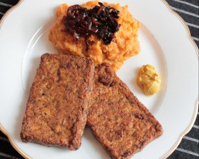 Süßkartoffelstampf mit kramellisierten Zwiebeln und Bratfilets