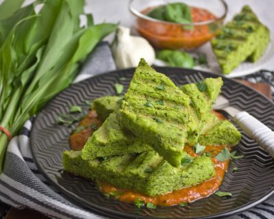 Bärlauch-Polenta-Schnitten mit Tomaten-Sauce