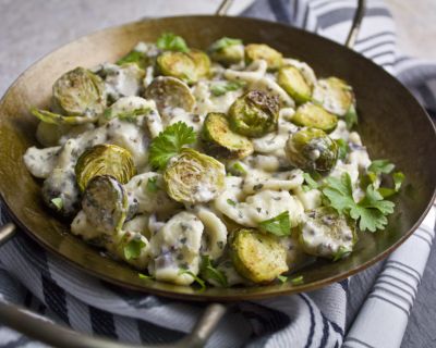 Rosenkohl-Nudel-Pfanne mit Knoblauch-Senf-Sauce