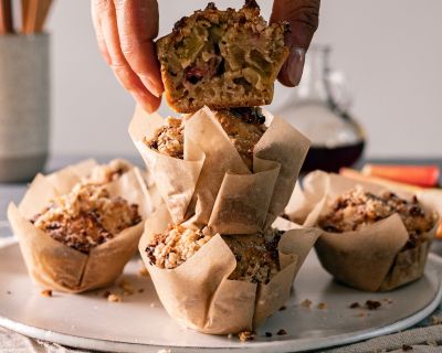 Saftige Vegane Rhabarber Muffins mit Vanillestreusel