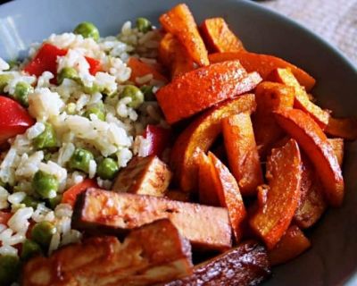 Warmer Reissalat mit würzigem Ofenkürbis und Barbecue-Tofu