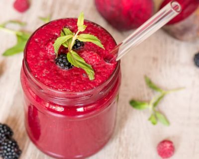 Fruchtiger Beeren Smoothie mit Rote Bete – lecker, vegan & gesund