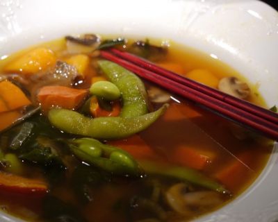 Japanische Miso-Suppe mit Pilzen, Hokkaido, Edamame und Wakame-Algen