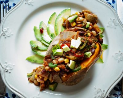 Baked Sweet Potatoes auf Avocadocarpaccio und mit scharfem Bohnenchili gefüllt