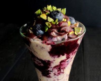 Sundae Sunday – Mandel Vanille Eiscreme mit Heidelbeer Soße (Vegan, Glutenfrei, Ohne Kristallzucker)