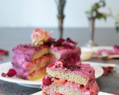 Vegane Festtags-Rhabarber-Torte mit super luftigem Biskuit und leichter Himbeercrème 
