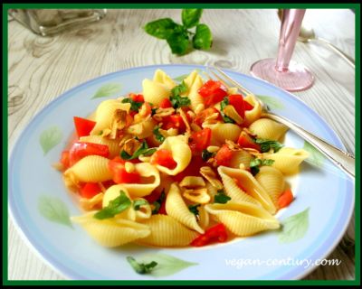 Orecchiette mit rohen Tomaten und Knoblauch