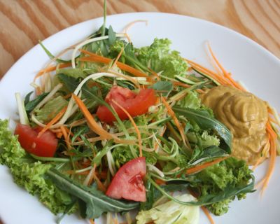 Rezept// Salat ›Wiese‹ mit Rucola und Zucchini