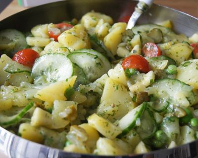 Kartoffel-Gurken-Salat mit Zwiebel-Kräuter-Brühe