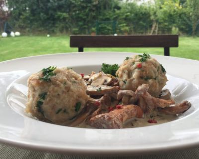 Vegane Semmelknödel mit Rahmschwammerl