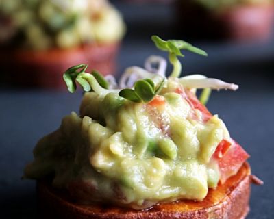 Süßkartoffel-Taler mit Guacamole