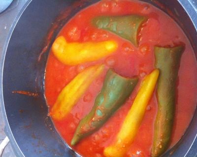 Gefüllte Paprika mit Paradeissoße