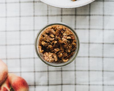 Walnuss-Zimt-Granola mit Kokos – Aromatisch süß und sommerlich leicht (zuckerfrei & vegan)