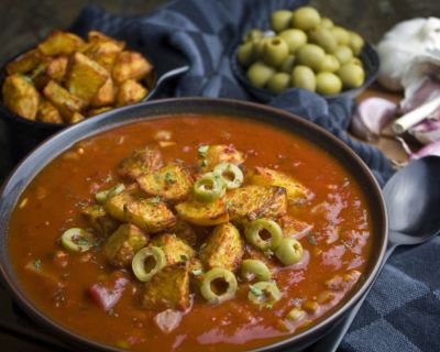 Tomaten-Oliven-Suppe mit gerösteten Kartoffeln