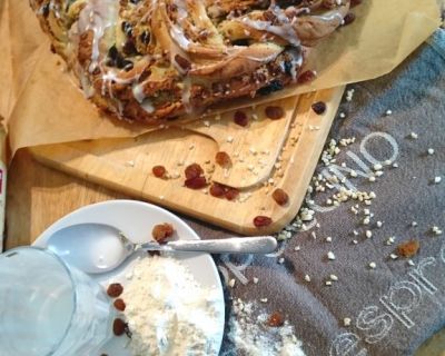 Mandel-Haselnuss-Kranz mit Zuckerguss