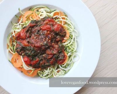 Gemüsepasta mit Spinat-Tomaten-Soße