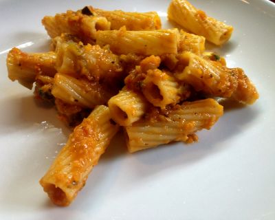 Scharfe Rigatoni mit Linsenbolognese