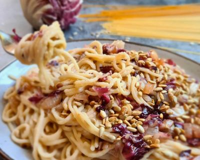 Radicchio-Spaghetti mit Bohnen-Sauce