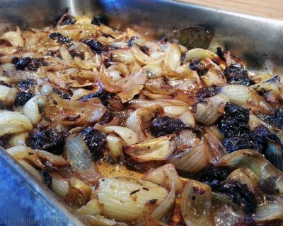 Gebackenes Zwiebel-Pflaumen-Gemüse