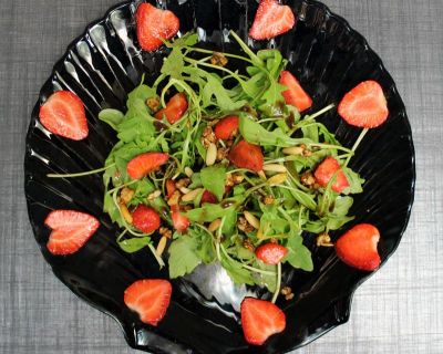 Erdbeer-Rucola Salat und Guacamole Bruschetta mit Aceto Balsamico di Modena g.g.A