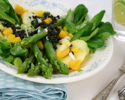 Vogerlsalat mit grünem Spargel und nussigen Belugalinsen