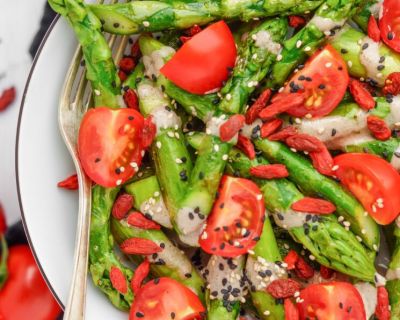 Frischer Genuss: Grüner Spargel Salat mit Walnussdressing