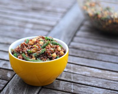 Roter Quinoa-Fisolensalat mit Kichererbsen
