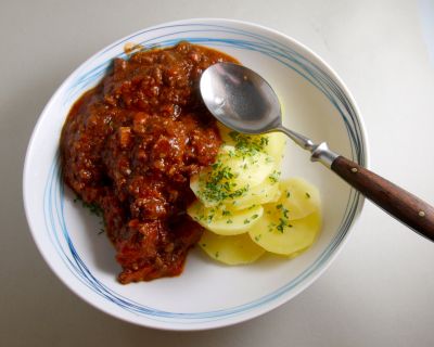 Salzkartoffeln mit einer improvisierten Restebolognese