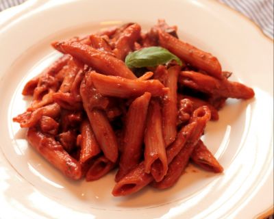 Nudeln in Tomaten-Sahne Soße mit Walnüssen und Aubergine