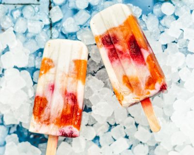 So schmeckt der Sommer: Zuckerfreie Pfirsich-Vanille-Popsicles