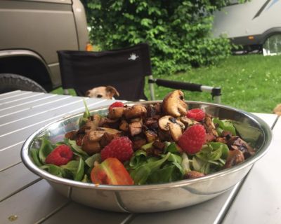Feldsalat mit Tofuspeck, Champignons und Himbeeren an Limonen-Senf-Vinaigrette