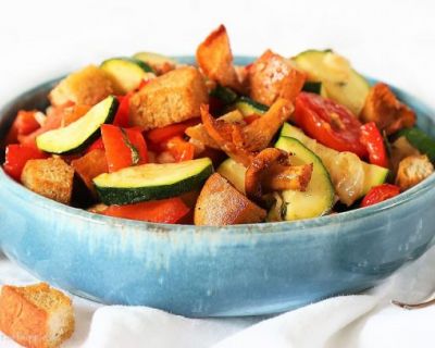 Lauwarmer Brotsalat mit Ofengemüse