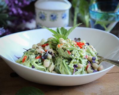 Raw & fresh: Gurkenpasta mit Avocado-Minz-Soße und Cannellini