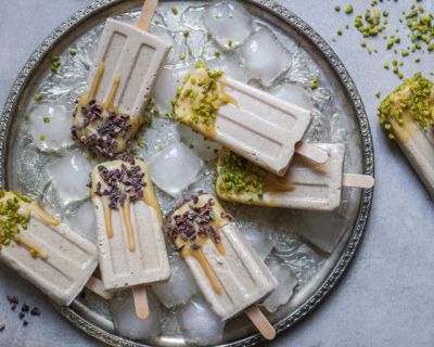 Cremiges Eis am Stil mit Kakaonibs und Pistazien