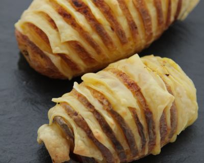 Fächerkartoffeln mit Käsefüllung/ Hasselback potatoes with cheezy filling