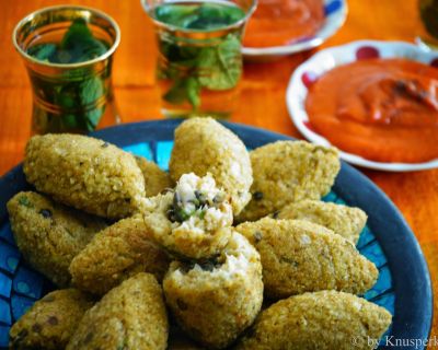 Vegane und glutenfreie Kibbeh mit Linsen-Pilz-Füllung und frischer Zimtharissa