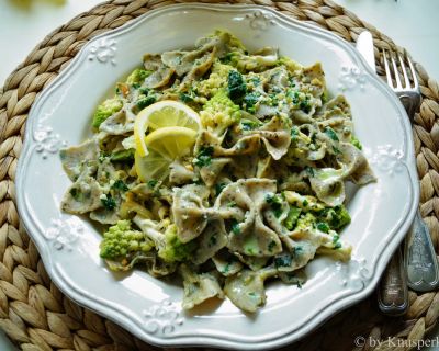Selbstgemachte glutenfreie und vegane Quinoanudeln mit Bärlauchpesto und gebratenem Romanesco
