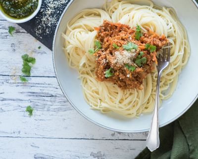 Süßlupinen-Bolognese mit Nuss-Parmesan