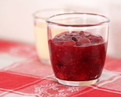 Rote Grütze mit Vanillesauce