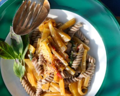 Buchweizenpasta mit Gelber Bete und Thai-Basilikum (vegan & gf)