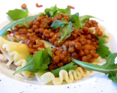 Pasta mit Linsenbolognese und Ruccola 