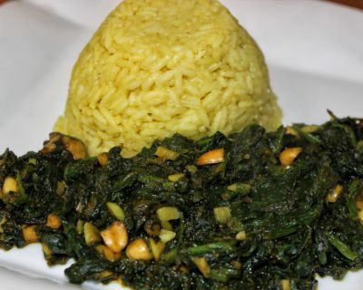Afrikanische Spinat-Erdnuss-Pfanne mit Kokosmilch