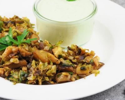 Einfach, gesund und lecker: Kartoffel Rosenkohl Pfanne mit Joghurt Sauce