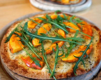 Schnelle vegane Pizza mit Kürbis und Rucola