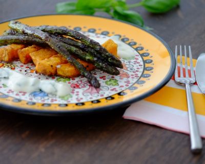 Karamellisierter Spargel mit gebackenen Süßkartoffelpommes