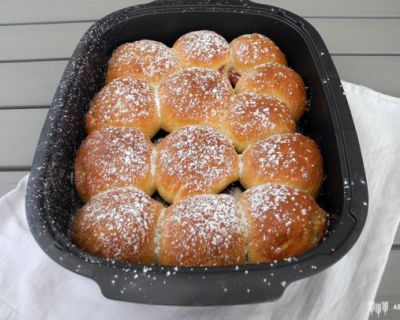 Vegane Rohrnudeln (Buchteln) mit Zwetschgen