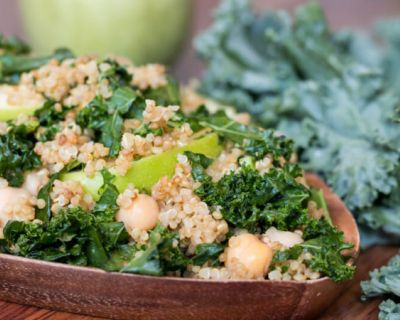Veganer Quinoa Salat mit Grünkohl und Sesamdressing