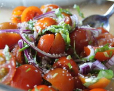 Tomatensalat mit frischen Kräutern