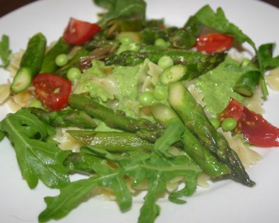 Farfalle mit grünem Spargel und Erbsen